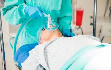 Anestesia general, riesgos y efectos secundarios Paciente recibiendo anestesia general