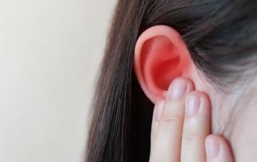 Causas del tinnitus Un hombre se sujeta un algodón sobre el oído que le sangra