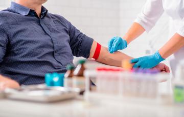 Diagnóstico del alcoholismo Alcohólico haciéndose un análisis de sangre