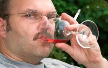 Señor fumando y bebiendo vino Factores de riesgo del cáncer de riñón