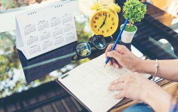 10 Tips para organizar mejor tu día a día Persona organizando su día a día