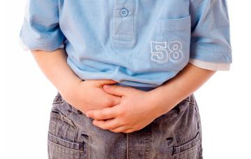 Síntomas y diagnóstico de la celiaquía Niño con dolor abdominal