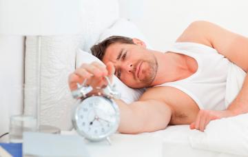 Síntomas de la apnea del sueño Hombre con apnea del sueño y problemas para dormir