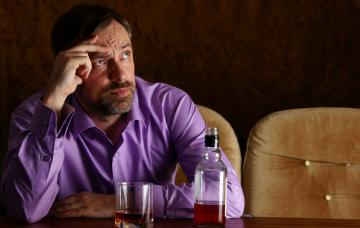 Síntomas del alcoholismo Hombre con síntomas de alcoholismo