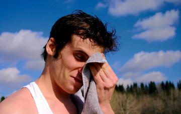 Síntomas de un golpe de calor Hombre con síntomas de un golpe de calor