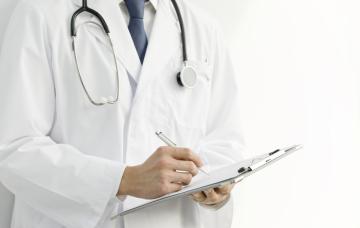 Tratamiento del cáncer de colon Doctor prescribe un tratamiento del cáncer de colon