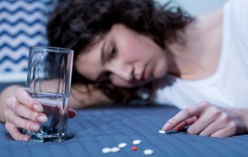 Tratamiento de la depresión Mujer toma pastillas para la depresión