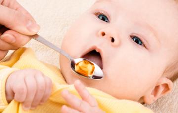 Botulismo neonatal Bebé a punto de tomarse una cucharada de miel