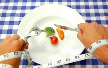 Anoréxico midiendo las calorías de su plato Tipos de anorexia
