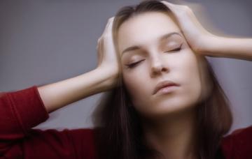 Síntomas de traumatismo y conmoción cerebral Mujer con mareos y dolor de cabeza