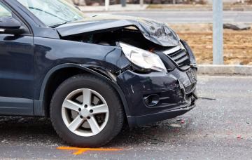 Accidentes de tráfico Coche destrozado en un accidente de tráfico