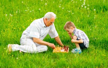 10 actividades para que los mayores ejerciten el cerebro Abuelo jugando al ajedrez con su nieto