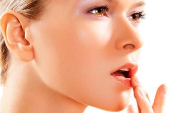 Mujer con afta bucal Aftas bucales