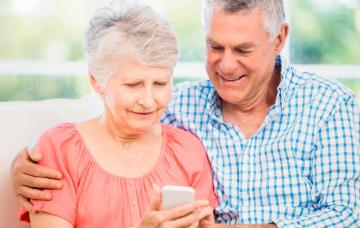 Personas mayores usando apps en su móvil Aplicaciones móviles para la tercera edad