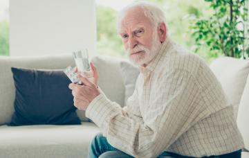 Hombre adulto mayor con delirios y alucinaciones