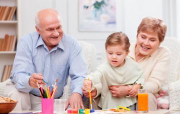Derechos de los abuelos sobre los nietos Abuelos pintando con su nieta