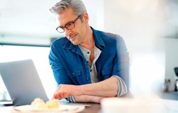 Claves para encontrar trabajo pasados los 50 años Hombre mira ofertas de trabajo en su portátil