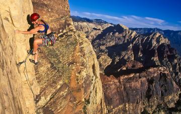 Material de escalada para principiantes Persona realizando escalada