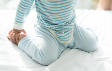Sentarse en W, ¿supone algún riesgo para tus hijos? Sentarse en W