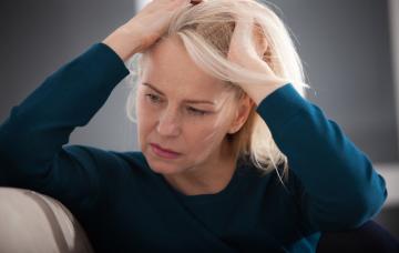 Gerascofobia, por qué tenemos miedo patológico a envejecer Mujer triste pensando en que envejece sin poder evitarlo