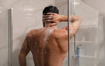 Hombre se ducha por la mañana Hombre duchándose