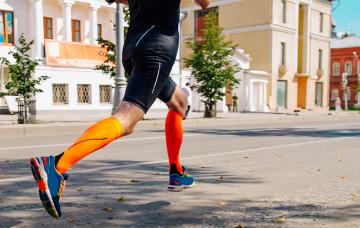 Ropa apretada para hacer ejercicio Hombre corriendo con ropa apretada