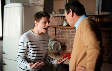 Violencia filio-parental Hijo adolescente chilla a su padre en casa