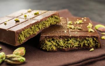 Suculento CHocolate Dubái crujiente Tableta de chocolate Dubái partida con trozos de pistacho