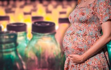 Efecto de los microplásticos en la placenta de la embarazada Embarazada junto a envases que reflejan el peligro de los microplásticos