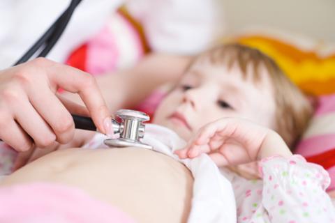 Pediatra auscultando a una niña