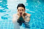 Hombre en la piscina afectado por el cloro