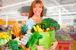 Mujer menopausica comprando alimentos sanos