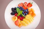 Plato con frutas cortadas y listas para comer