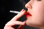 Mujer con los labios pintados fumando un cigarrillo