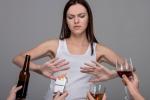 Mujer rechaza hábitos tóxicos: tabaco y alcohol