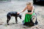 Una joven acaricia a un perro callejero