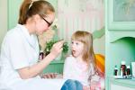 Médico suministrando medicamentos a una niña