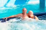 Una pareja mayor disfruta de un spa en Karlovy Vary