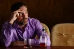 Síntomas del alcoholismo Hombre con síntomas de alcoholismo