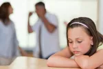 Escena de pelea familiar Niña triste porque sus padre están discutiendo