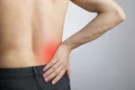 Pielonefritis Varón apoyando la mano sobre la zona lumbar dolorida