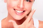 Qué indica el color de las encías sobre la salud de tu boca Chica sonriendo para mostrar las encías