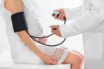Hipertensión gestacional Doctor tomando la tensión a una embarazada