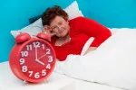 Problemas de sueño en los mayores Una mujer mayor despierta se despierta de madrugada