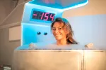Sesión de crioterapia en el fisio Mujer en una cabina de crioterapia