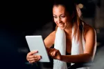 El efecto placebo puede influir en los resultados del ejercicio físico Chica joven realizando un plan de entrenamiento personalizado