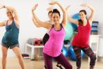 Mujeres embarazadas bailando zumba