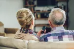 Pasar 5 horas frente a una pantalla aumenta las ganas de orinar de noche Una pareja de ancianos viendo la televisión en el sofá
