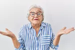 Las mujeres viven más, pero con más achaques de salud que los hombres Mujer mayor con gesto de resignación
