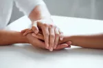 Recibir un diagnóstico de cáncer impacta en la salud de los familiares Dos familiares se dan la mano tras recibir un diagnóstico de cáncer